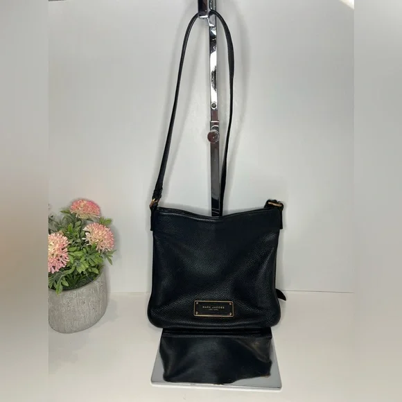 Marc Jacobs New York black pebbled leather crossbody bag with gold hardware - Picture 1 of 10